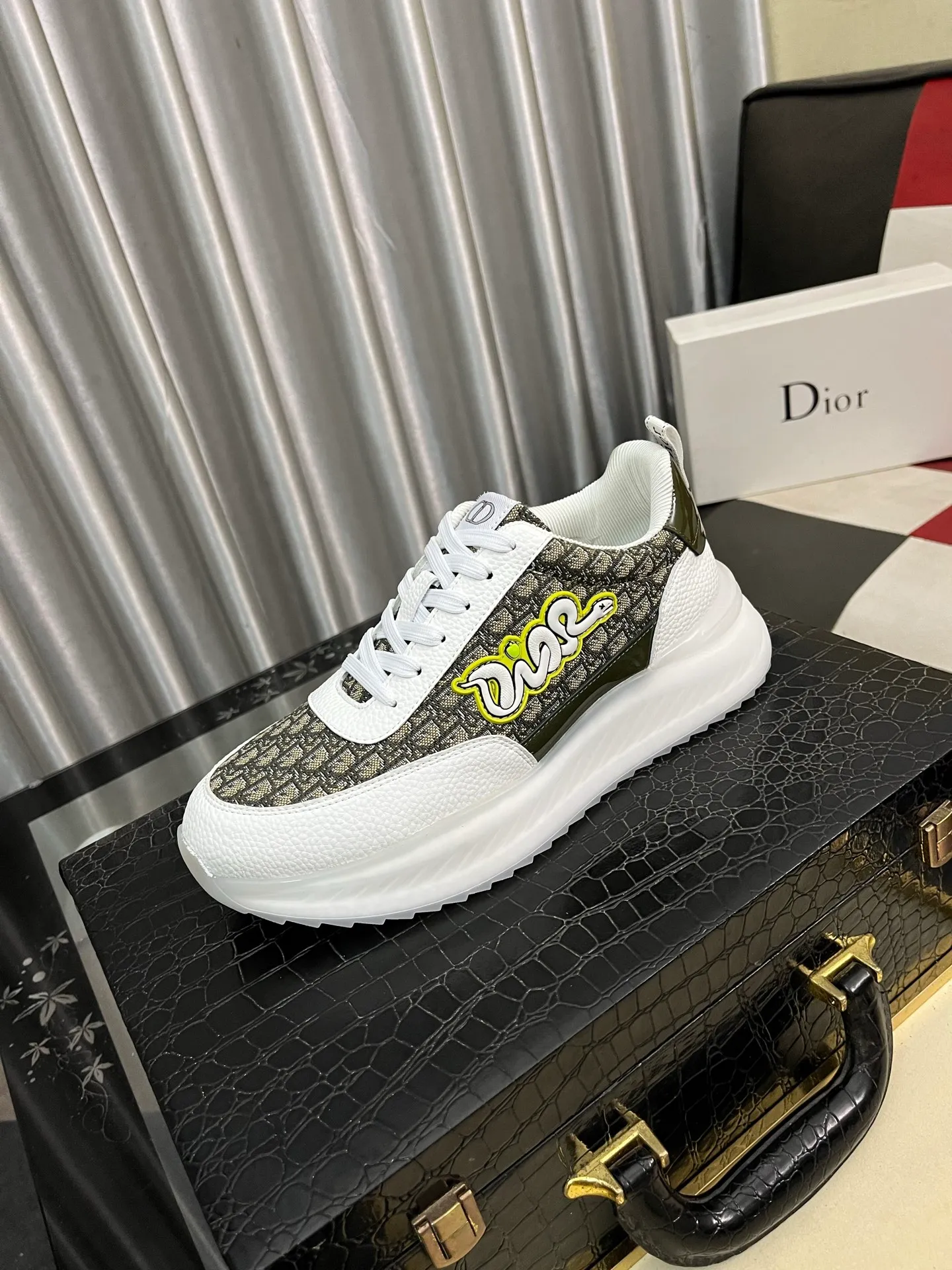 Men's Men's Shoes💰458⌚️⌚️Dior unique modern style sneakers. Counter purchasing 🏃casual leather shoes😍😍 original cowhide leather imported from Italy (refuses to discolor and grind feet) soles: original soles specially provided by the original factory, super cool😍 lace up and walk with wind👍 style design ⚠️ super comfortable and wear-resistant original soles. Just like shooting the real thing 🎬The real thing is better Code number: 38-445⃣️Colors available